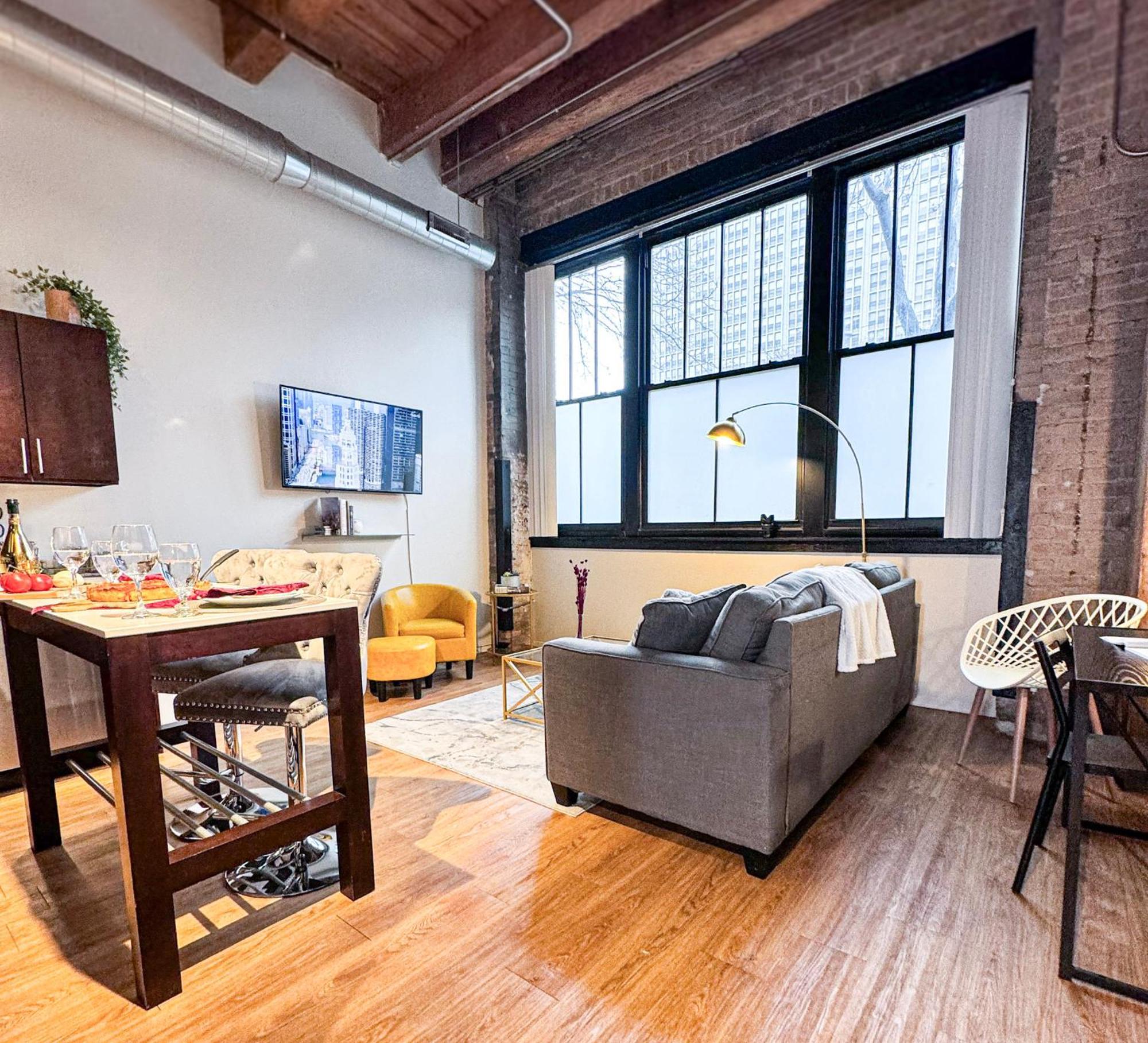 Luxery - Themed Units! Close To Downtown, Mccormick Place & Wintrust Arena Apartment