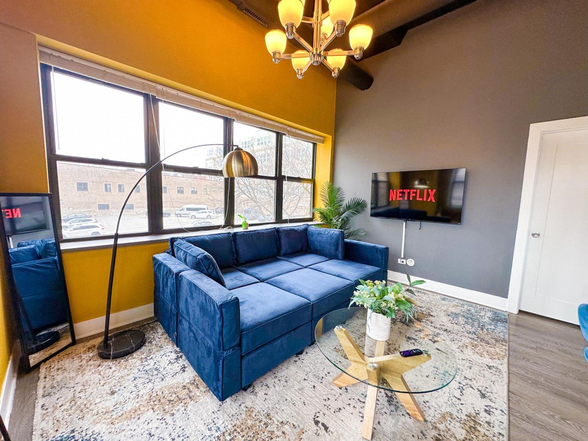 Mccormick Place Stylish Corner Unit With Optional Parking For Up To 6 Guests Apartment Chicago