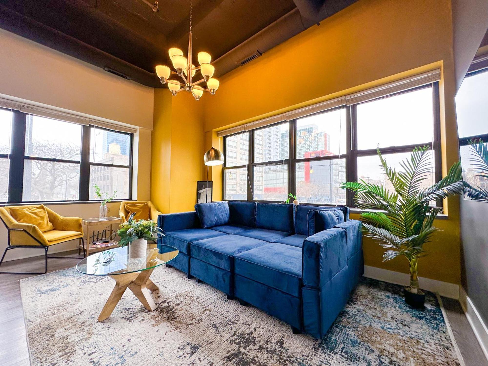 Mccormick Place Stylish Corner Unit With Optional Parking For Up To 6 Guests