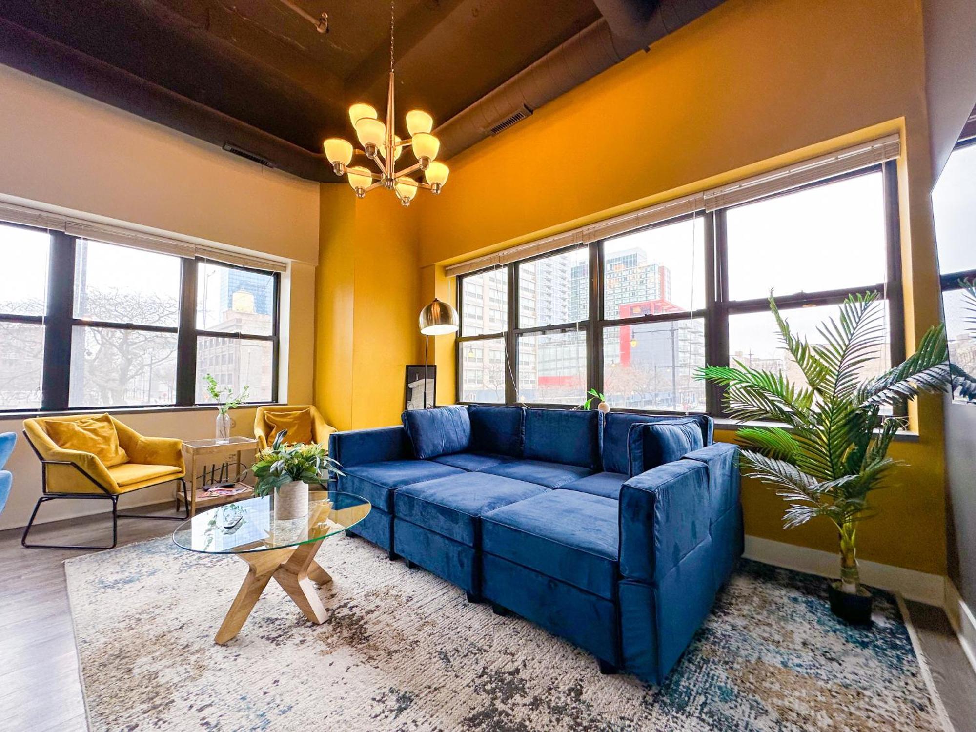 Mccormick Place Stylish Corner Unit With Optional Parking For Up To 6 Guests Apartment