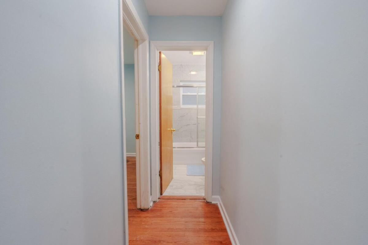 Cozy 3br With Parking Easy Access Shore Dr *