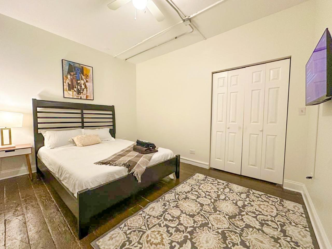 Mccormick Huge 3br With Pool Table, Optional Parking For Up To 8 Guests Chicago