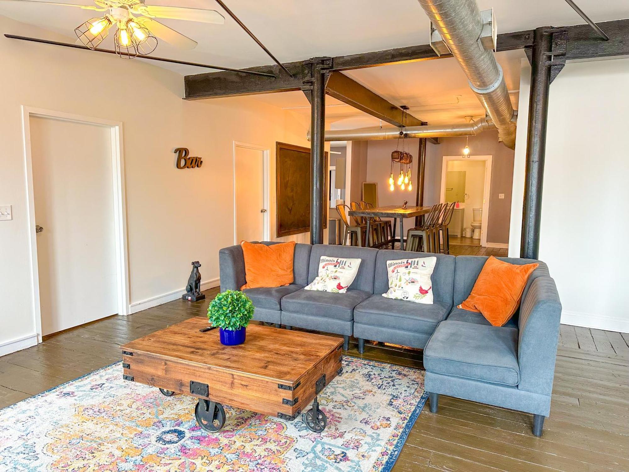 Mccormick Huge 3br With Pool Table, Optional Parking For Up To 8 Guests Apartment Chicago