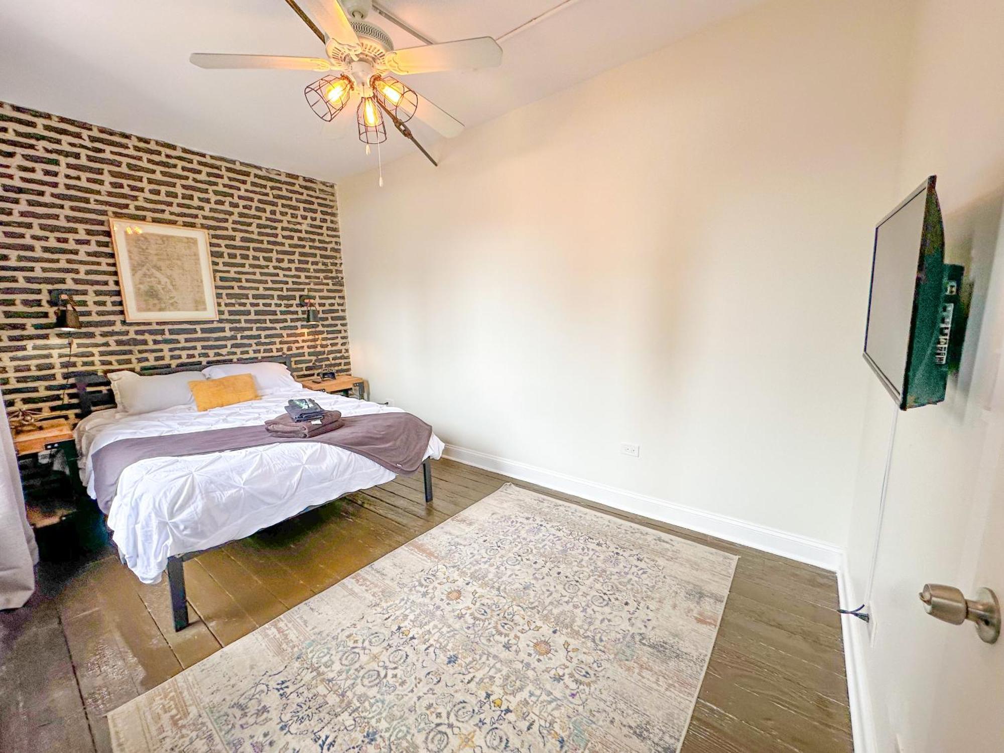 Mccormick Huge 3br With Pool Table, Optional Parking For Up To 8 Guests Chicago