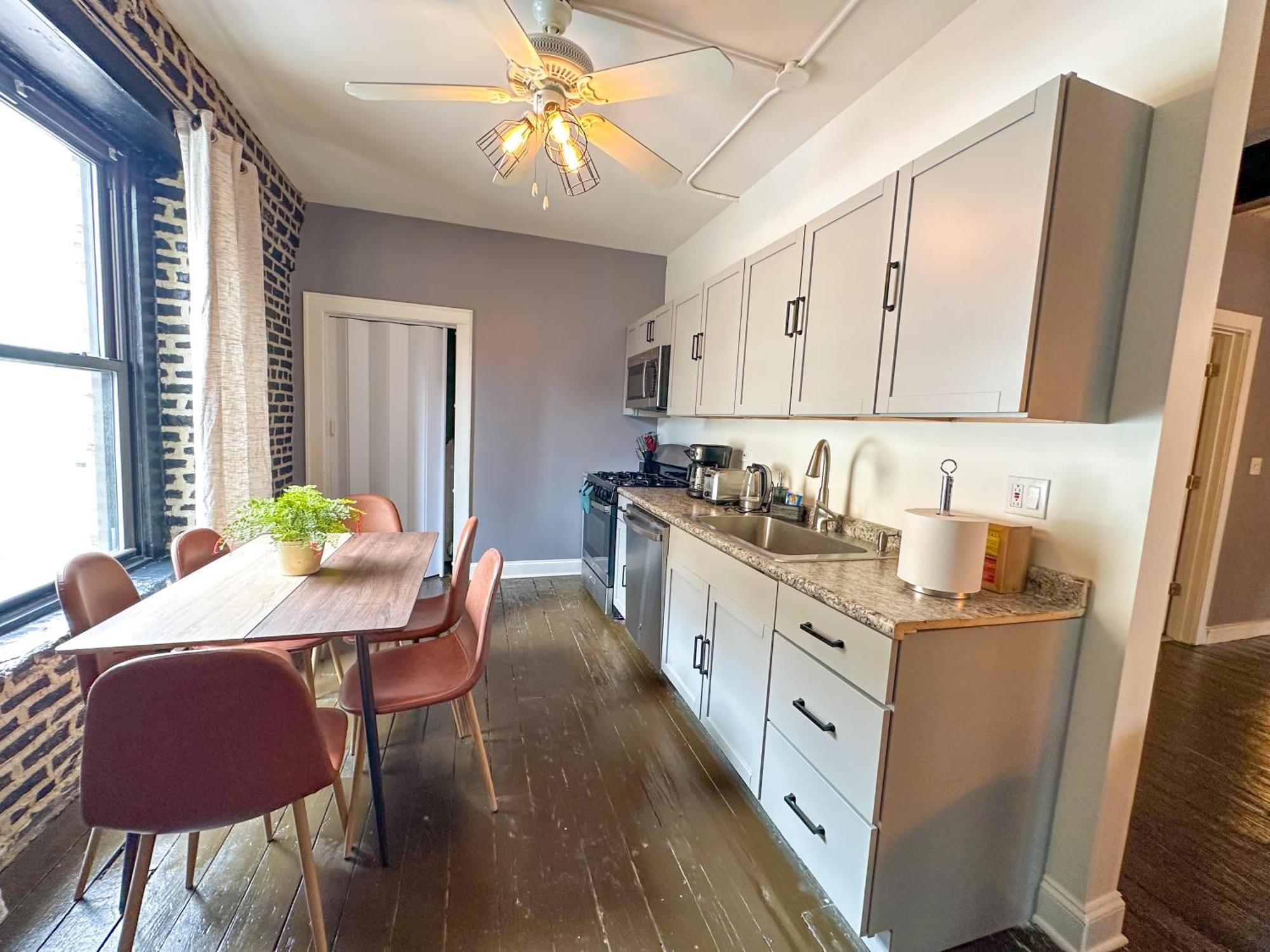 Mccormick Huge 3br With Pool Table, Optional Parking For Up To 8 Guests