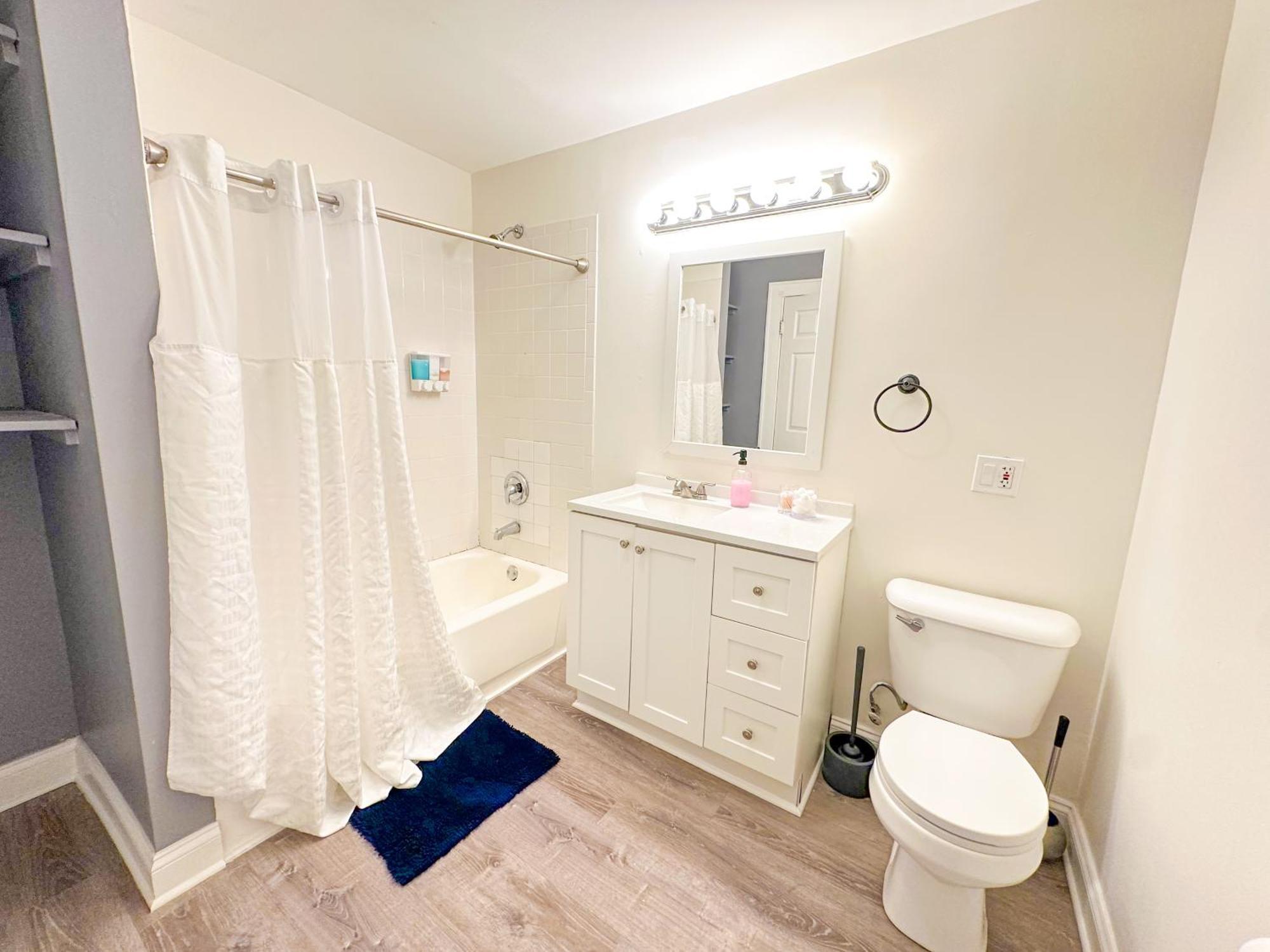 Mccormick Huge 3br With Pool Table, Optional Parking For Up To 8 Guests Apartment Chicago