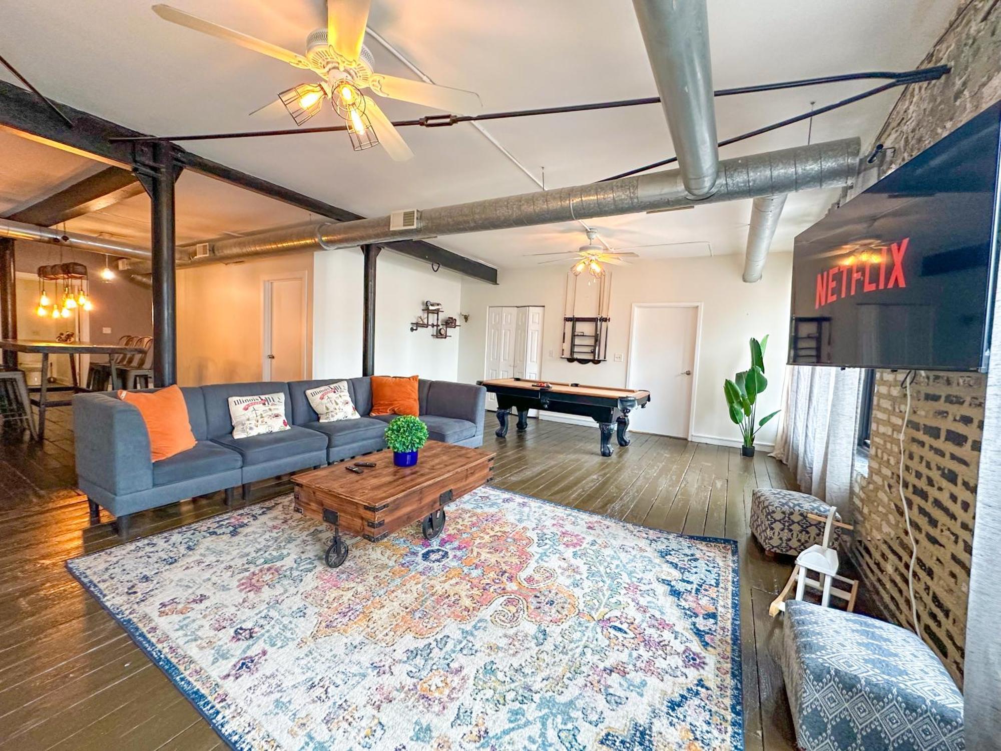 Mccormick Huge 3br With Pool Table, Optional Parking For Up To 8 Guests Chicago