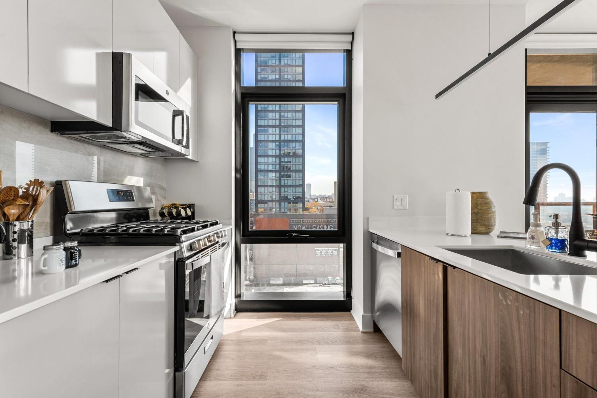 Avra Stylish Prime West Loop Location Near Union Park *