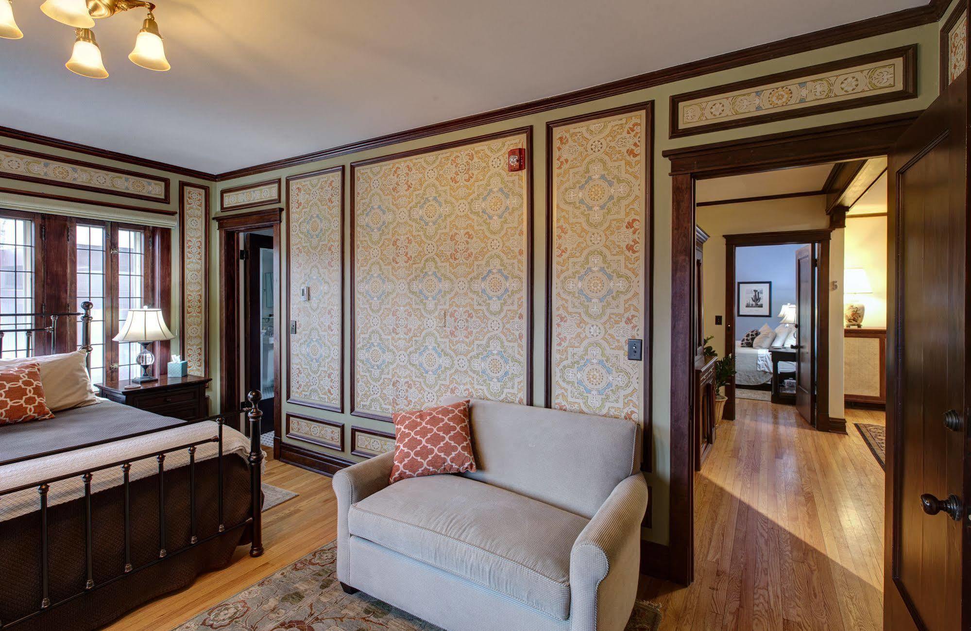 Lang House B&B - Chicago Bed & Breakfast